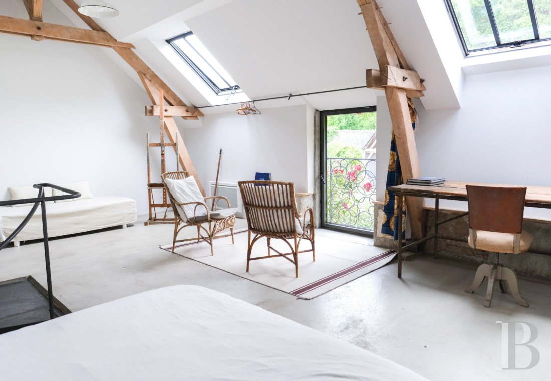 A artists' house with a cluster of small houses on the way to Le Mans - photo  n°38